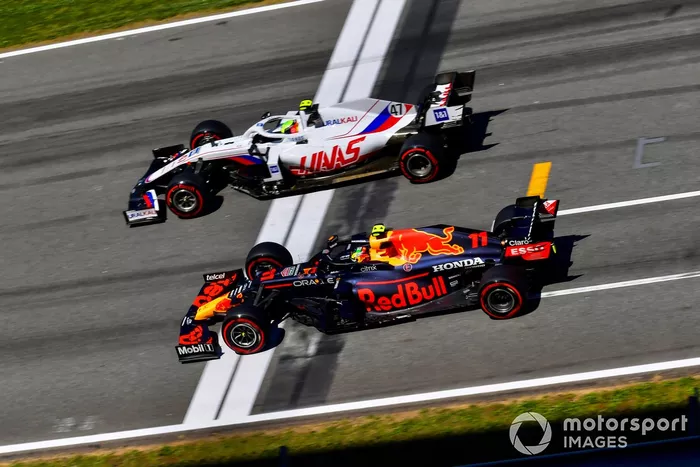 Mick Schumacher, Haas VF-21, Sergio Pérez, Red Bull Racing RB16B