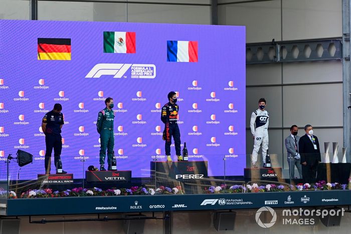 Podio: segundo lugar Sebastian Vettel, Aston Martin, ganador de la carrera Sergio Pérez, Red Bull Racing, tercer lugar Pierre Gasly, AlphaTauri