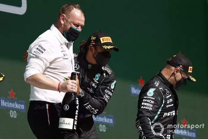 Podio: ganador de la carrera Lewis Hamilton, Mercedes, y el tercer lugar Valtteri Bottas, Mercedes