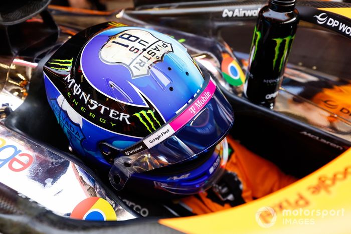 Oscar Piastri, McLaren F1 Team, en el cockpit