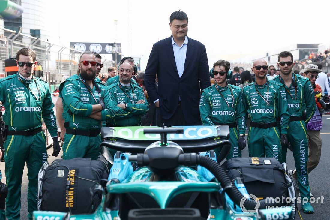 Aston Martin F1 Team en la parrilla con Yao Ming 