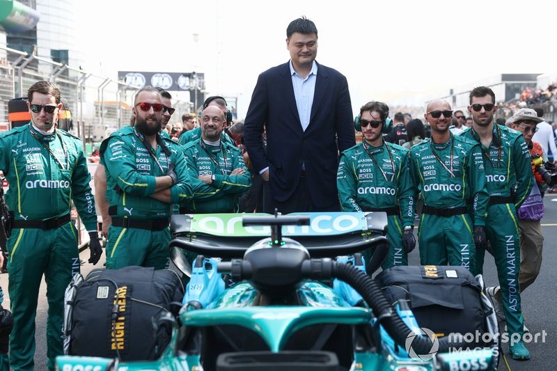 Aston Martin F1 Team en la parrilla con Yao Ming 