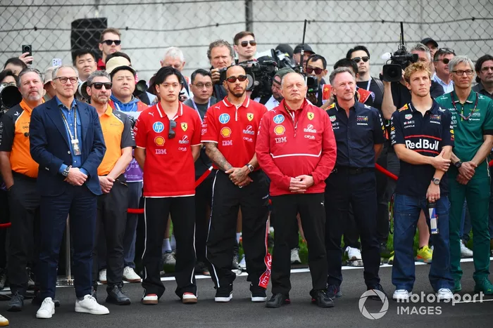 Drivers and team personnel gather to remember the late Eddie Jordan