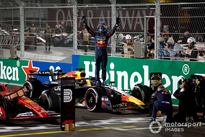 Max Verstappen, Red Bull Racing, célèbre au Parc Ferme après avoir remporté le titre des pilotes.