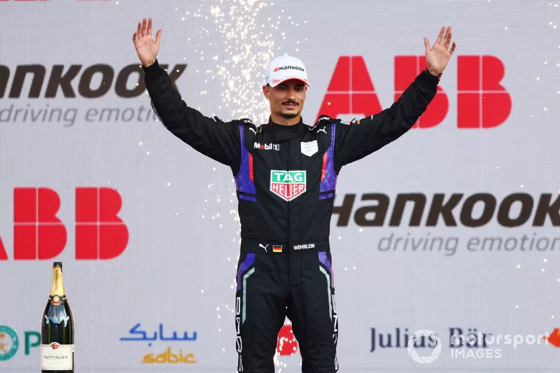 Pascal Wehrlein , TAG Heuer Porsche Formula E Team, troisième, fête le podium.