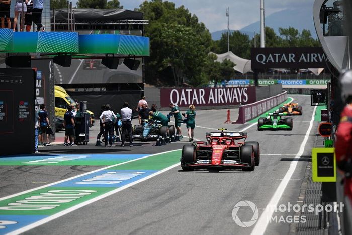 Carlos Sainz, Ferrari SF-24, Valtteri Bottas, Stake F1 Team Kick Sauber C44, Lando Norris, McLaren MCL38, en boxes.