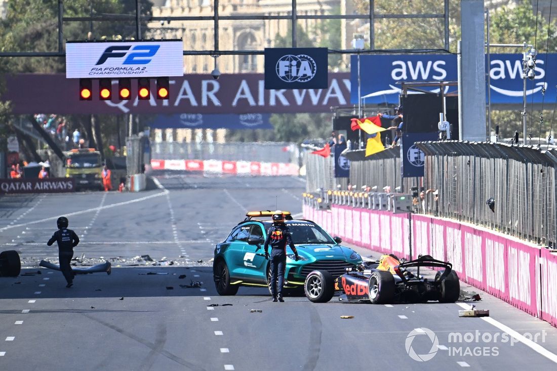 El coche de Pepe Martí, Campos Racing, tras una colisión con Kush Maini, Invicta Racing, al inicio de la carrera.
