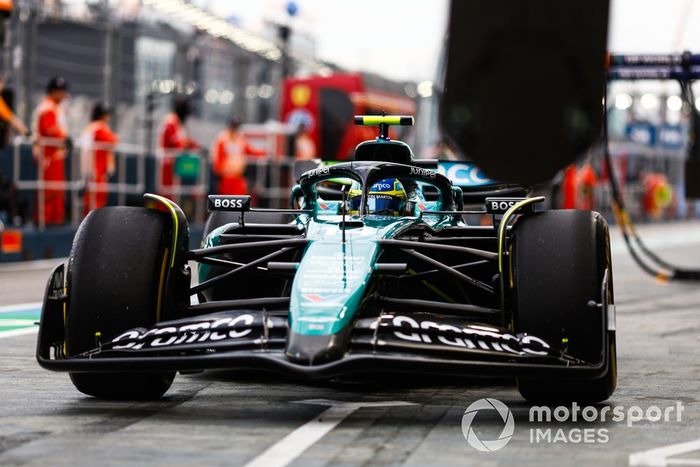 Fernando Alonso, Aston Martin AMR24, en boxes