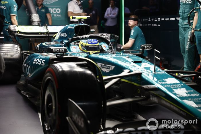 Fernando Alonso, Aston Martin AMR24, en el garaje
