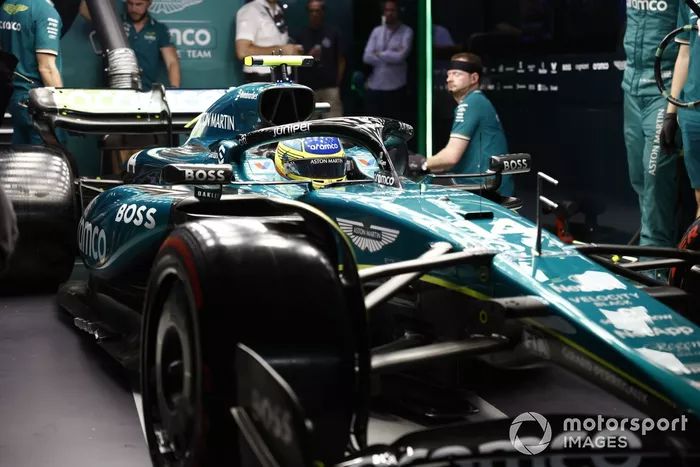 Fernando Alonso, Aston Martin AMR24, en el garaje