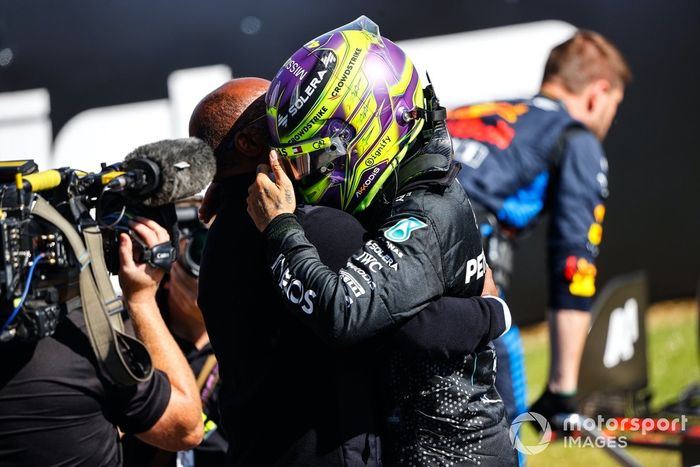 Lewis Hamilton, Mercedes-AMG F1 Team, 1ª posición, lo celebra en Parc Ferme con su padre Anthony Hamilton