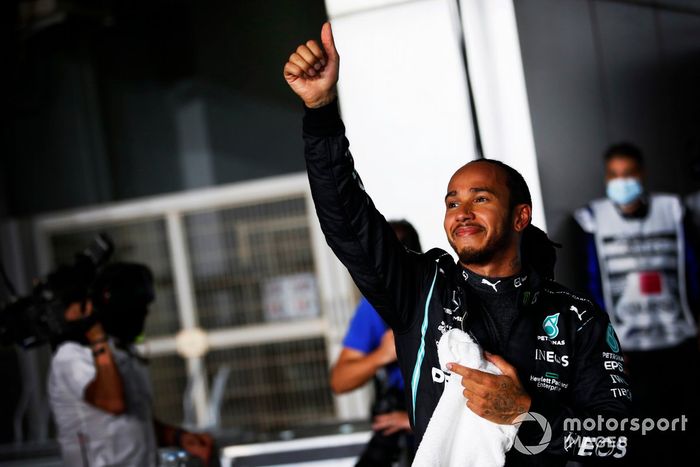 Ganador de la pole position Lewis Hamilton, Mercedes, celebra