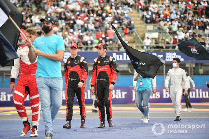 Maximilian Gunther, Nissan e.Dams, Sebastien Buemi, Nissan e.Dams, en el desfile de pilotos