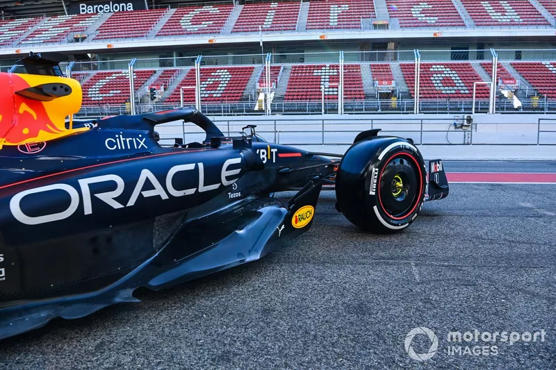 Sergio Perez, Red Bull Racing RB18, sort de son garage