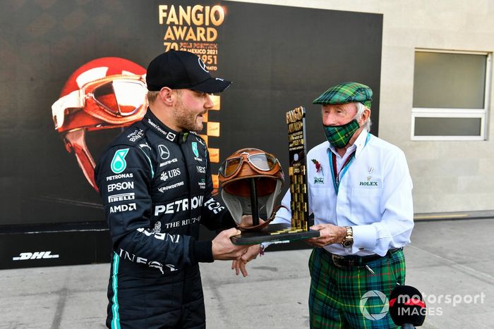 Sir Jackie Stewart entrega al ganador de la pole, Valtteri Bottas, de Mercedes, el Premio Fangio