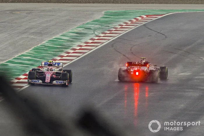 Valtteri Bottas, Mercedes F1 W11 hace un trompo mientras pasa Lance Stroll, Racing Point RP20