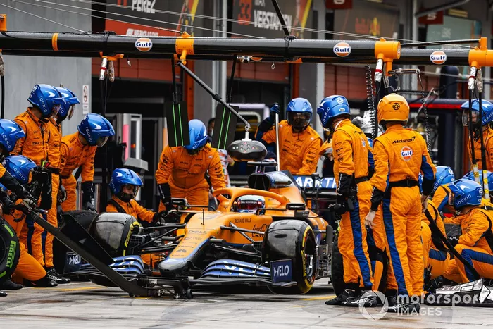 Daniel Ricciardo, McLaren MCL35M pit stop