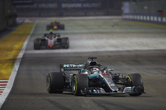 Льюіс Хемілтон (Mercedes AMG F1 W09) попереду Кевіна Магнуссена (Haas VF-18 Ferrari) та Макса Ферстаппена (Red Bull RB14 TAG Heuer)