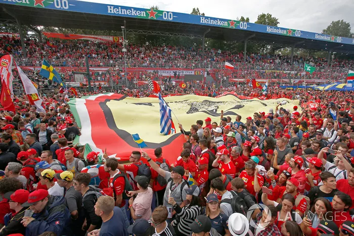 Fans con una bandera gigante de Ferrari