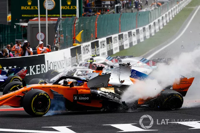 Fernando Alonso, McLaren MCL33, vuela sobre Charles Leclerc, Sauber C37, despues del contacto de Nico Hulkenberg, Renault Sport F1 Team R.S. 18, en la salida