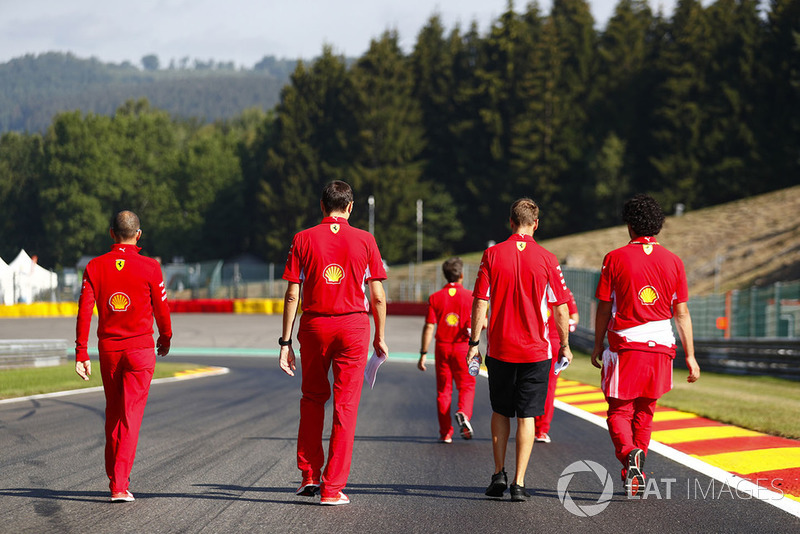 Sebastian Vettel, Ferrari, e colleghi, camminano lungo il circuito