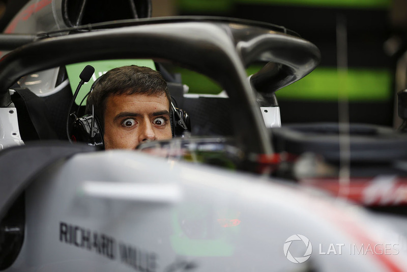 Un mecánico de Haas sentado en la cabina de un Haas F1 Team VF-18