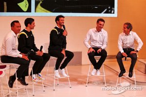 Mia Sharizman, Directora de la Academia Renault Sport; Esteban Ocon, Renault F1 Team; Daniel Ricciardo, Renault F1 Team; Cyril Abiteboul, Director General de Renault Sport F1; Alain Prost, Director no ejecutivo del Renault F1 Team