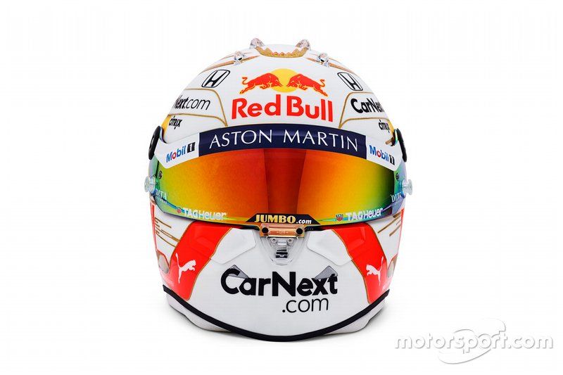 Pasa las flechas para ver los detalles del casco