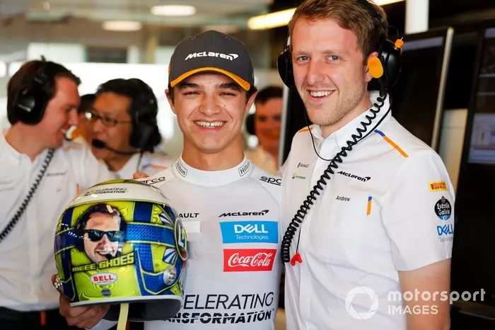 Lando Norris, McLaren, con un casco especial