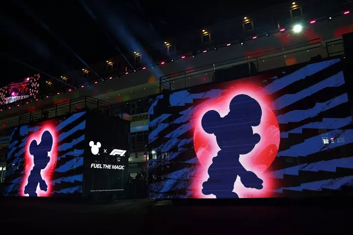Marca Disney en el desfile de pilotos previo al Gran Premio de F1 de Las Vegas