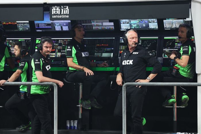 Jonathan Wheatley, director del equipo Stake F1 Team Kick Sauber, y James Key, director técnico del equipo Stake F1 Team Kick Sauber, observan desde el muro de boxes durante la sesión de clasificación.