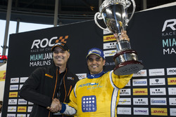 Juan Pablo Montoya, celebra su coronación de campeón de campeones