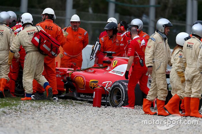 Kimi Raikkonen, Ferrari SF70H después del choque