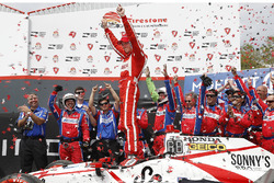 Le vainqueur Sébastien Bourdais, Dale Coyne Racing Honda sur la Victory Lane