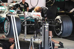 Mercedes-Benz F1 W08 front suspension detail