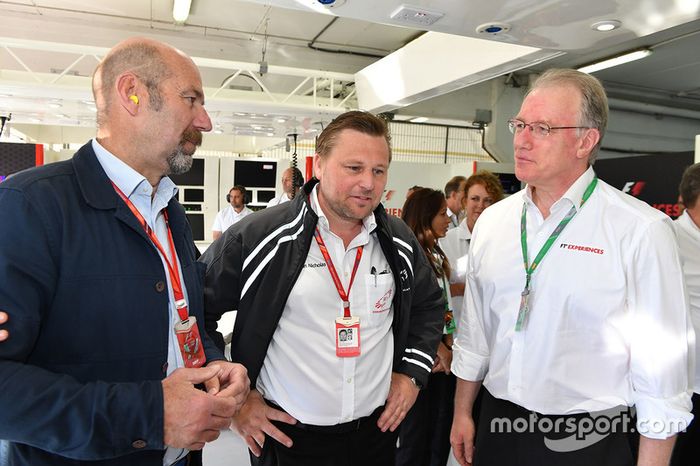 Norman Howell, Director de comunicación Global de Fórmula Uno y Jonathan Nicholas, FOM