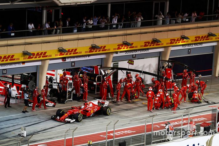 Sebastian Vettel, Ferrari SF70H pit stop