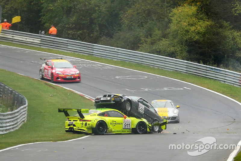 Unfall Kevin Estre, Matteo Cairoli, Manthey Racing, Porsche 911 GT3-R, Reiner Thomas, Manfred Schmitz, BMW 318is