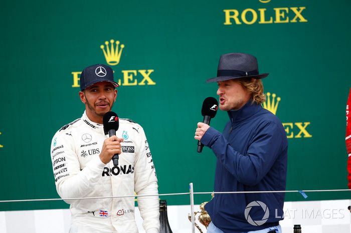 Ganador de la carrera Lewis Hamilton, Mercedes AMG F1, en el podio las entrevistas del actor Owen Wi