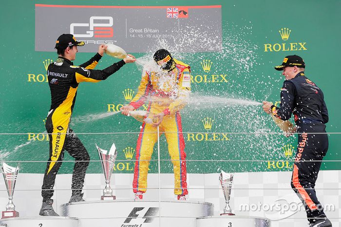 Podio: ganador de la carrera Giuliano Alesi, Trident, segundo lugar Jack Aitken, ART Grand Prix, tercer lugar Niko Kari, Arden International