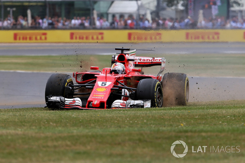 Sebastian Vettel, Ferrari SF70H, con un pinchazo