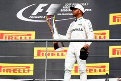 Podium: ganador, Lewis Hamilton, Mercedes AMG F1, con su trofeo