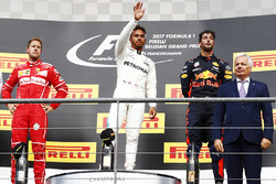 Podium: winnaar Lewis Hamilton, Mercedes AMG, tweede Sebastian Vettel, Ferrari, derde Daniel Ricciar