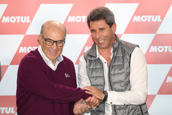 Carmelo Ezpeleta, CEO del Grupo Dorna, estrecha manos con Sergio Uñac, Gobernador de San Juan
