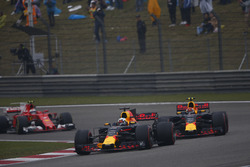 Daniel Ricciardo, Red Bull Racing RB13, Max Verstappen, Red Bull Racing RB13 y Kimi Raikkonen, Ferra