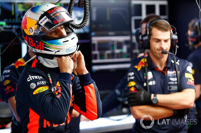 Daniel Ricciardo, Red Bull Racing, se pone cu casco