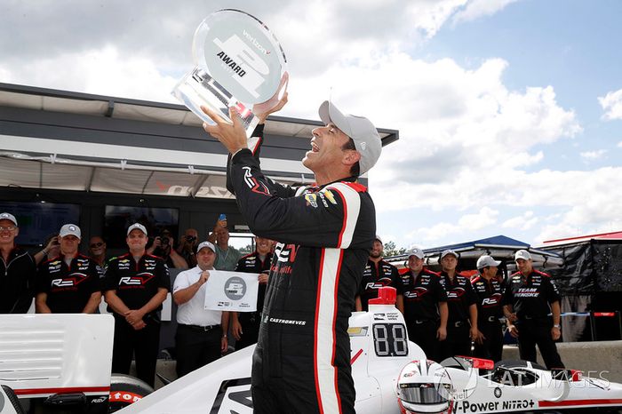 Ganador de la pole  Helio Castroneves, Team Penske Chevrolet celebra su pole position número 50