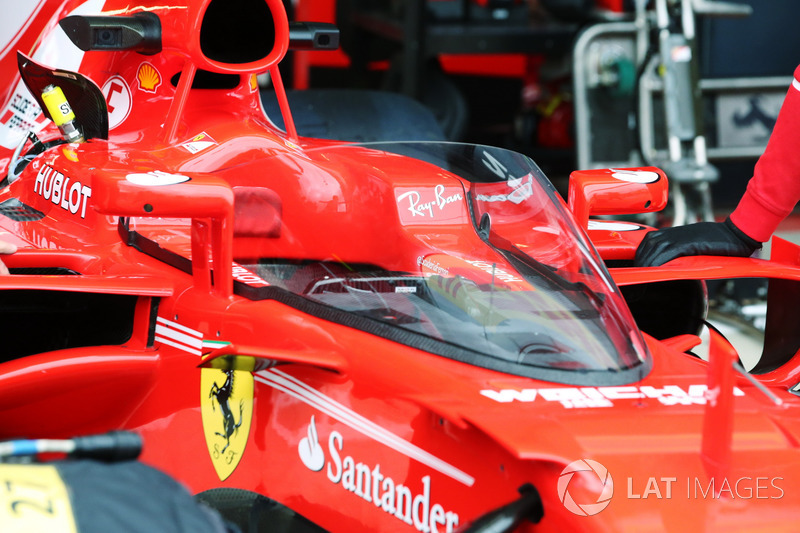 Sebastian Vettel, Ferrari SF70H, con el escudo de la cabina