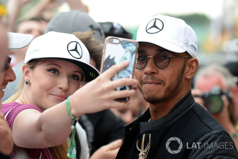 Lewis Hamilton, Mercedes AMG F1 en sesión de autógrafos para los fans
