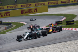 Valtteri Bottas, Mercedes-Benz F1 W08 ve Daniel Ricciardo, Red Bull Racing RB13